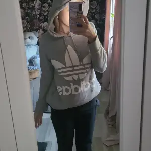 Fun adidas tröja, används inte, snygga till bootcut jeans eller mjukisbyxor!