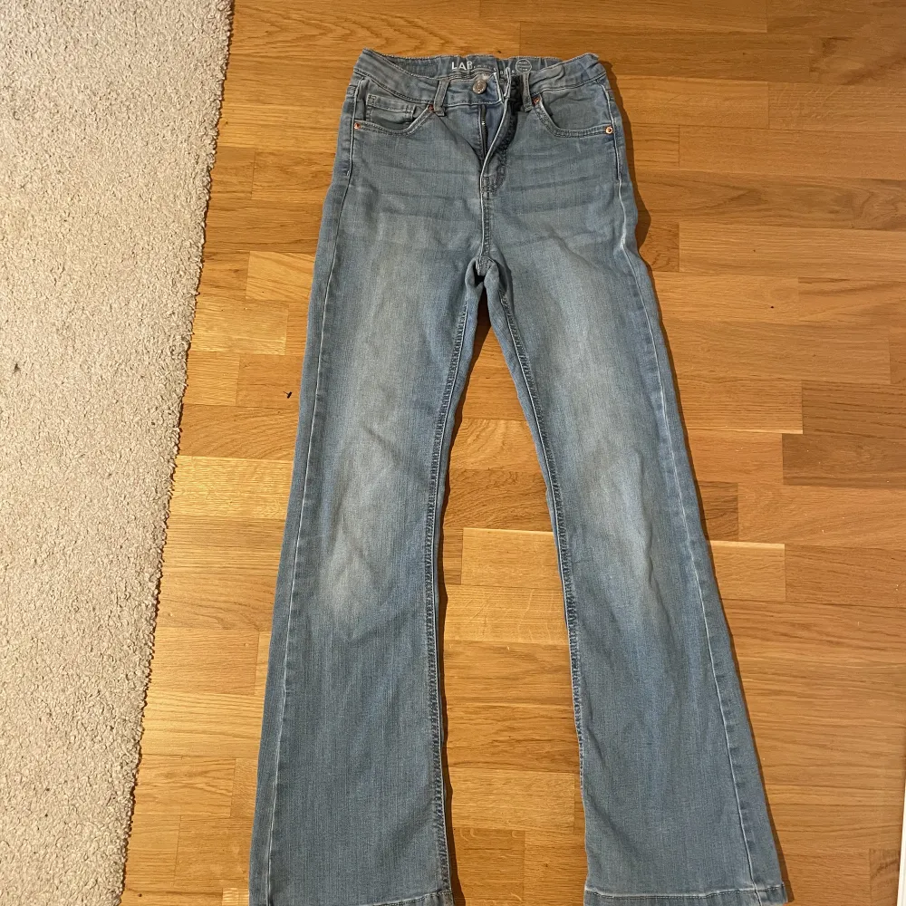 Flare mid jeans från kappahl, i bra skick. Pris kan diskuteras💕. Jeans & Byxor.