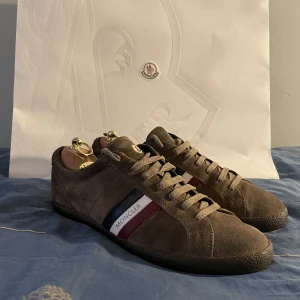 Moncler Monaco Skor - Tjena säljer nu mina feta moncler skor som är i 8/10 skick. Mockan är lite missfärgad därbak och finns lite små slitage. Dem är i storlek 42 men passar även 43! Tveka inte på att fråga! Ny pris Ca 5000kr Låda och påse ingår tyvärr inte.