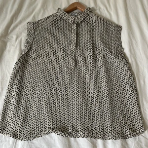 Skjorta för kvinnor  - Jag säljer den skjorta för bara 70 sek . Storlek är M . Använda några gånger 