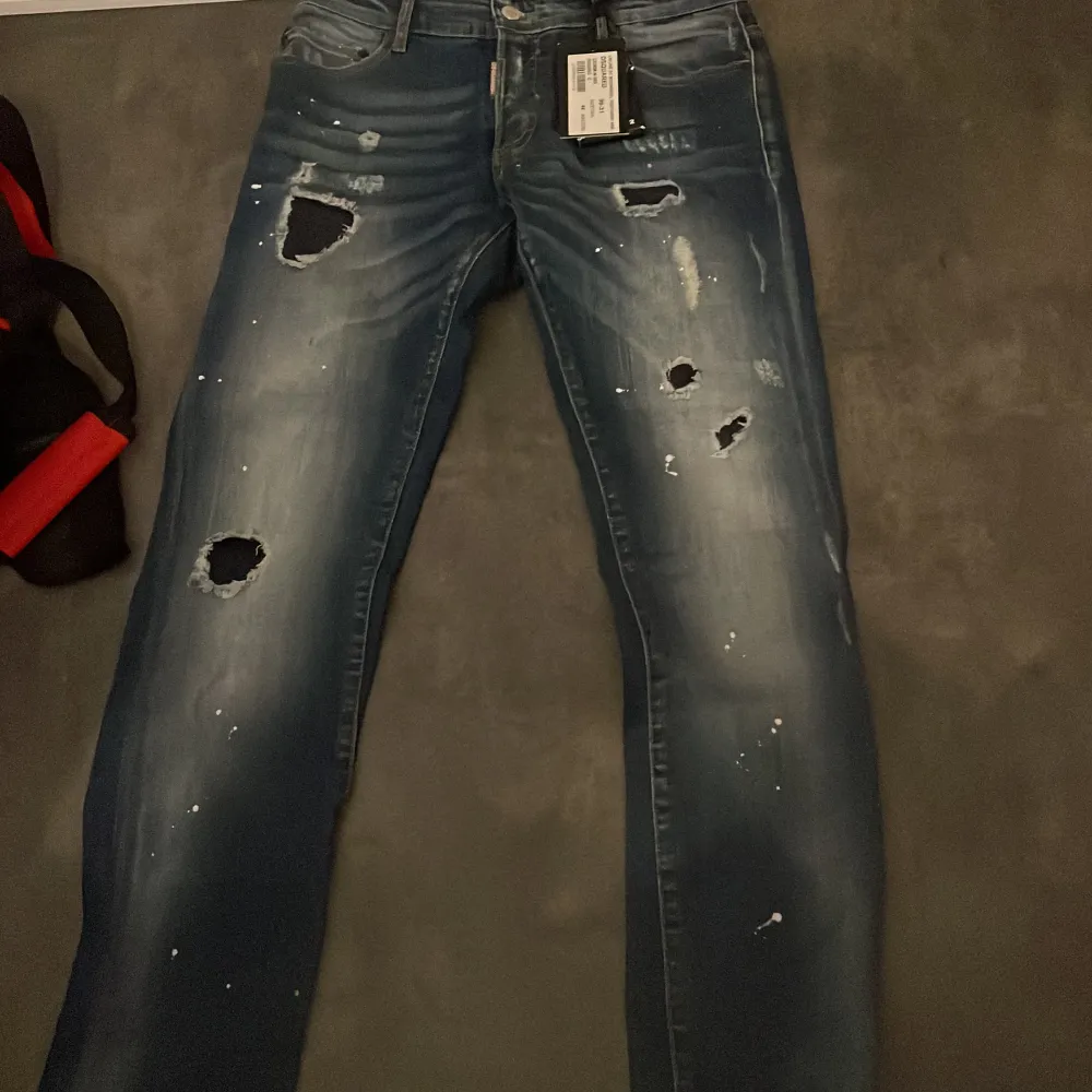 Dsquared2 jeans kom dm så förklarar jag storleken. Jeans & Byxor.