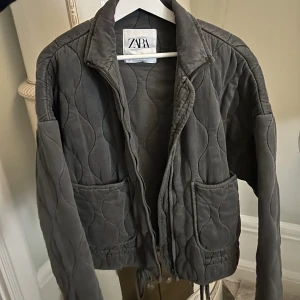 Jacka från Zara  - Sååå snygg höstjacka från Zara i nyskick använt 3 gånger förra hösten! Storlek S men sitter lite oversized vilket är snyggt! (173 cm lång)