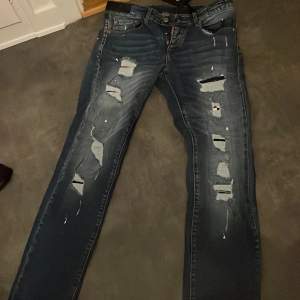 Dsquared2 jeans kom dm så kan jag förklara storleken bättre