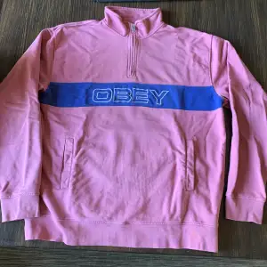 OBEY tröja från Carlings i storlek Large. Färgen är gammalrosa. Nypris 900kr