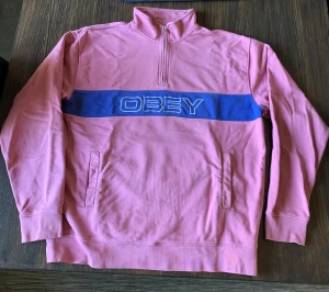 OBEY tröja Large - OBEY tröja från Carlings i storlek Large. Färgen är gammalrosa. Nypris 900kr