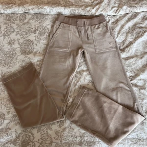 Juicy Couture byxor - Beiga Juicy byxor som har blivit för små för mig och därför behöver sälja dom. De är i fint skick och använda några gånger.  Vill ej byta!