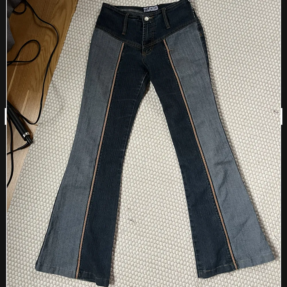 Så unika och coola vintage jeans, som är Lågmidjade tyvärr för små för mig i midjan så kan inte skicka bilder!. Jeans & Byxor.