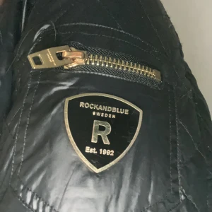 Jacka - Rock and blue jacka. Aldrig använt pga fick av en släkting men jackan var för liten. Den är storleken S men skulle säga att det ör som en storlek cs