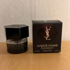 Ysl La Nuit De L’homme - Ysl La Nuit De L’homme eau de toilette (edt)  Lite mer än hälften är kvar, det vill säga ca 25ml. Ny pris 800kr för 40ml.