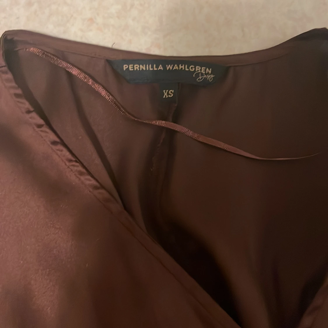 Fin lång klänning från Pernilla Wahlgren  - 91