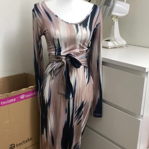 Jätte fin klänning o den passar i  - En lång klänningen o jätte kön o den ser så sjukt bra i kroppen o den e i stor lek S