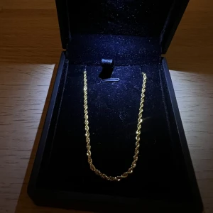 Guldhalsband  - Platerad guld cordell halsband i 18K guld. Inte kommit till användning då det inte riktigt min stil på. Halsbandet är 50cm lång, och passar både killar o tjejer.