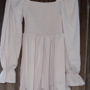 Jättefin klänning  - Aldrig använt denna klänning, jättefin för olika festligheter. 