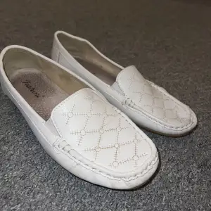 Säljer nu dessa vita ballerina skor i en lite antik look, köpta längesedan och skicket ligger på en 6/10! 🤍