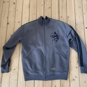 Muhammed Ali X adidas  - Riktigt tung jacka strl L men knske en aning stor i storleken. Pris kan diskuteras