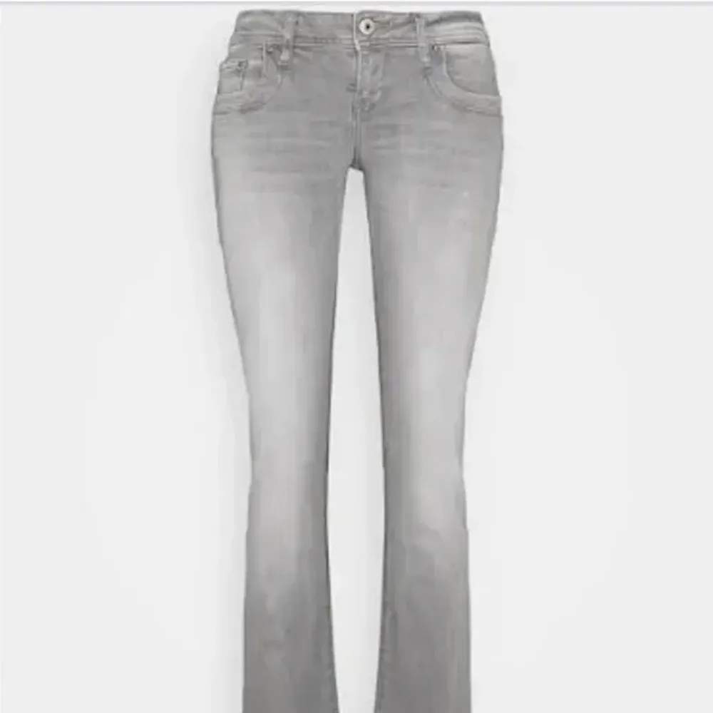 Säljer slutsålda ltb valerie jeans köpta på Plick, säljer då jag inte tycker dom passar så bra. Köpta för 560 kr (En defekt förekommer) . Jeans & Byxor.