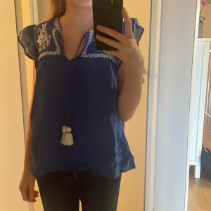 Blus  - Säljer den här jättefina blåa blusen från h&m, har använt den ungefär 5 gånger och den är även ganska ny