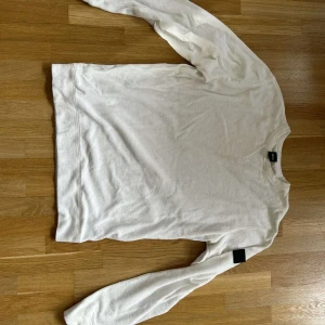 Hugo boss sweatshirt  - säljer denna hugo boss sweatshirt inga skador ganska oanvänd