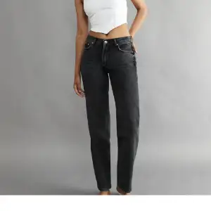 Ginas Low waist straight jeans som är svart/grå. Råkade göra ett impulsköp så har använt de enbart en gång. Säljer pga att de inte är min typ av byxmodell.🙂 - Nypris är 499kr!!🩷