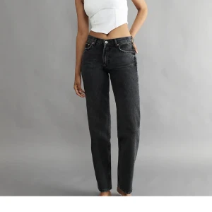 Low waist straight jeans - Ginas Low waist straight jeans som är svart/grå. Råkade göra ett impulsköp så har använt de enbart en gång. Säljer pga att de inte är min typ av byxmodell.🙂 - Nypris är 499kr!!🩷