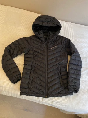 Peak Performance Frost Down Hood Jacket - Fint skick och mkt sparsamt använd. 