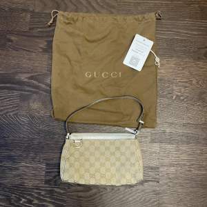 Jag säljer min ”Gucci cloth handbag” köpt på Vestiaire Collective, pga att den inte kommer till användning. Köpt och äkthetskontroll av Vestiaire för 4500kr (mars 2023), jag säljer den för 4000kr. Klassiska Gucci loggan och i färgen beige, silver detaljer