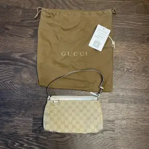 Jag säljer min ”Gucci cloth handbag” köpt på Vestiaire Collective, pga att den inte kommer till användning. Köpt och äkthetskontroll av Vestiaire för 4500kr (mars 2023), jag säljer den för 4000kr. Klassiska Gucci loggan och i färgen beige, silver detaljer
