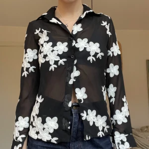 Vintage mesh blus🪩 - Köpt secondhand, men i väldigt bra skick🖤🤍