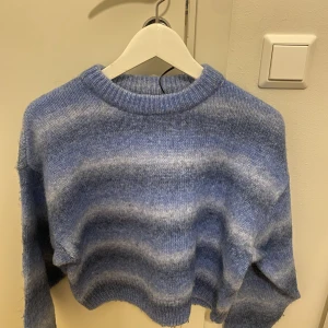 Stickade tröja från H&M - En jättefin blå stickade tröja från H&M. Perfekt inför hösten 🩵