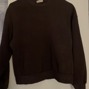 Sweatshirt  - Brun basic tröja från gina, det kommer inte till användning så därför säljer jag den.