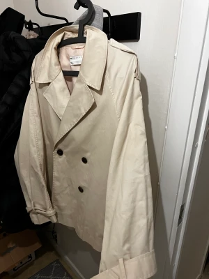 Trenchcoat  -  Hej!  Säljer nu denna skit snygga korta trenchcoaten varav den tyvärr inte kommer till användning. Den är använd fåtal gånger och är perfekt sommar, vår och höst.  Den är väldigt fin med allt och väldigt skön.  Passar mig som är lång 🩷🩷