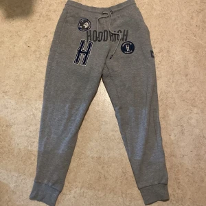 Hoodrich byxor - Säljer nu mina hoodrich byxor då jag inte längre är intresserad av de. Det är ljusare grå färg i verkligheten, väldigt bra skick har haft de i några månader, strlk S
