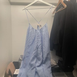 Klänning - H&M - Klänning från H&M men köpt på sellpy med prislappen kvar!! Strl M men stor till storlek. Aldrig använd och inga defekter💘