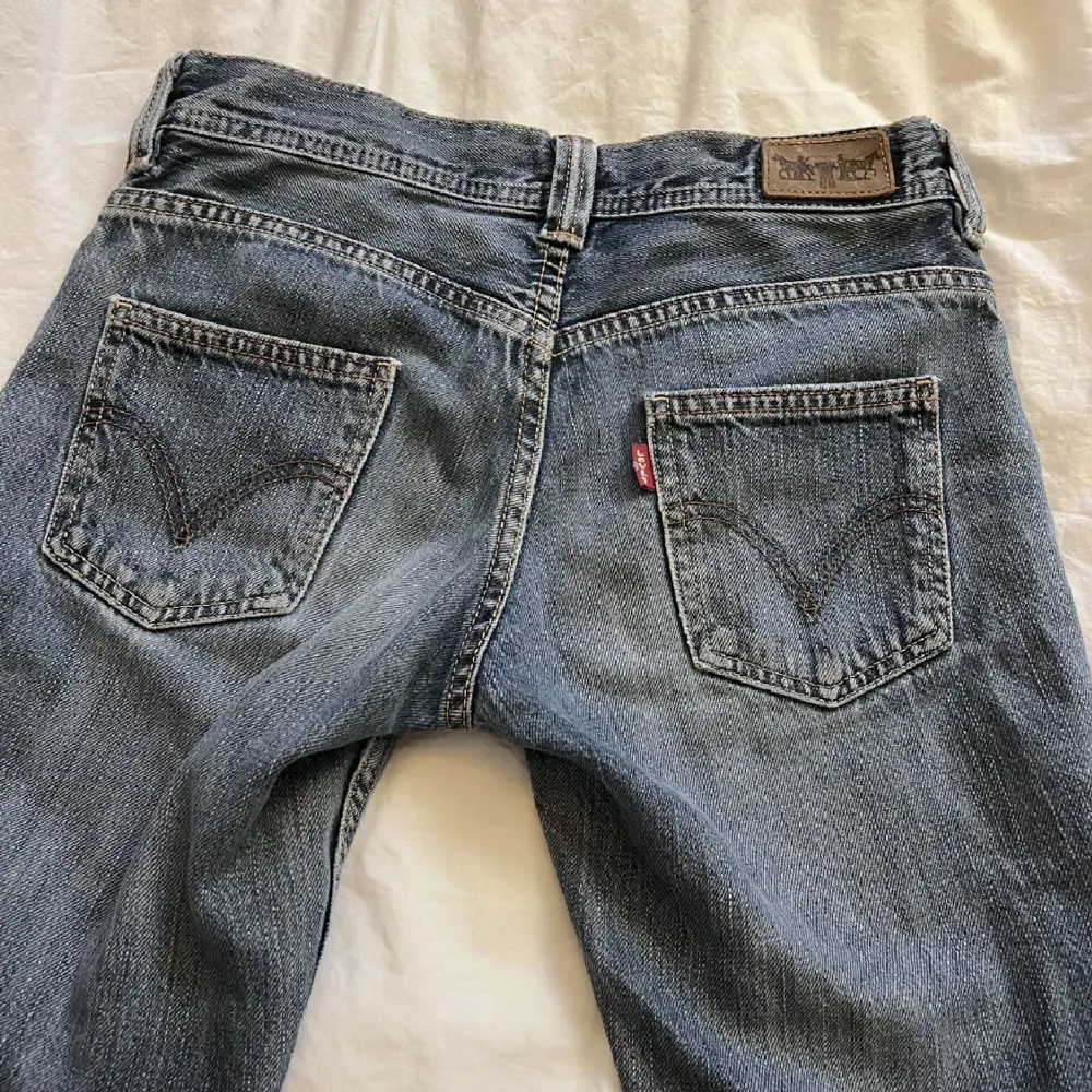 Jätte snygga lågmidjade Levis jeans, bootcut, fint skick, skriv för frågor, lånade bilder!. Jeans & Byxor.