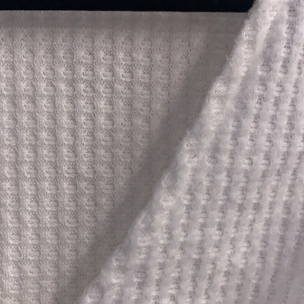 En jättefin vit tröja i ett unikt material som man kan knäppa eller ha uppknäppt. Den är använd enbart 3 gånger. Skriv privat för mer info och bilder. Skriv även privat om du vill se hur den sitter på!. Tröjor & Koftor.