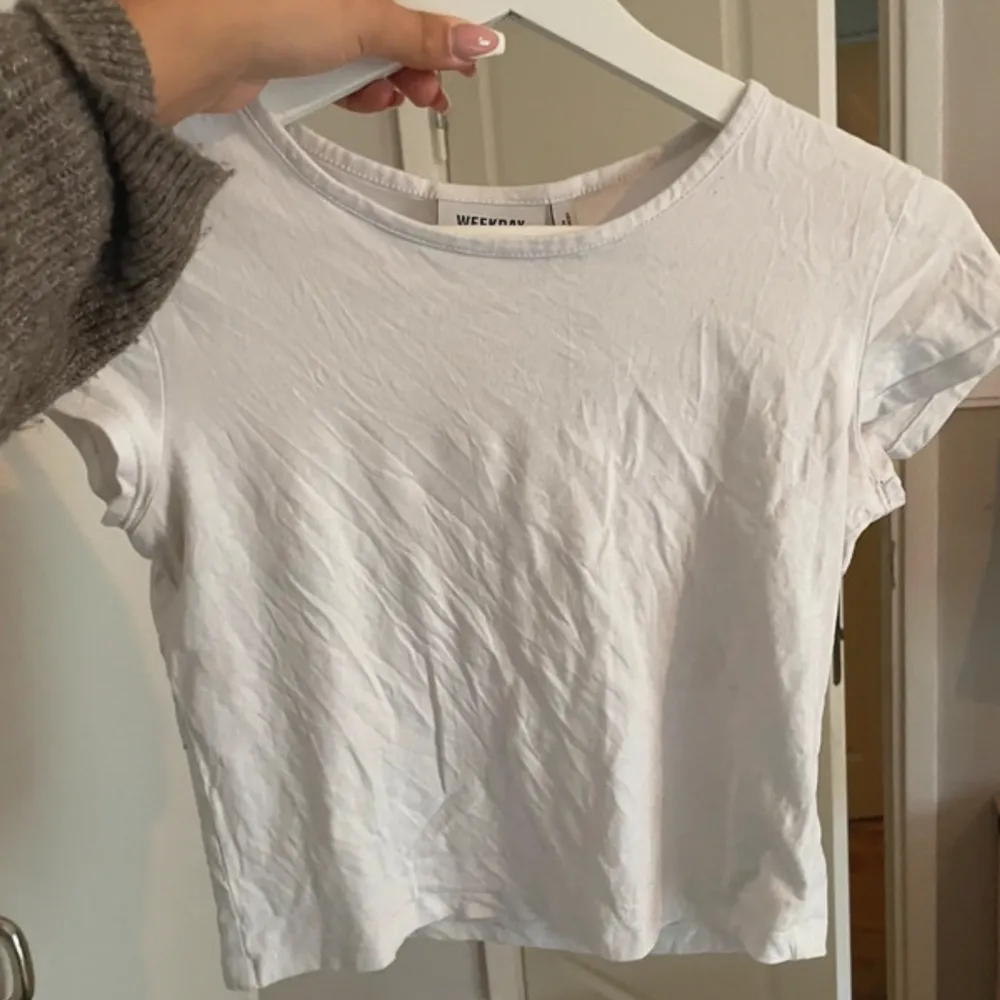helt vanlig vit t shirt, den har lite små fläckar men syns knappt🫶🏼. T-shirts.