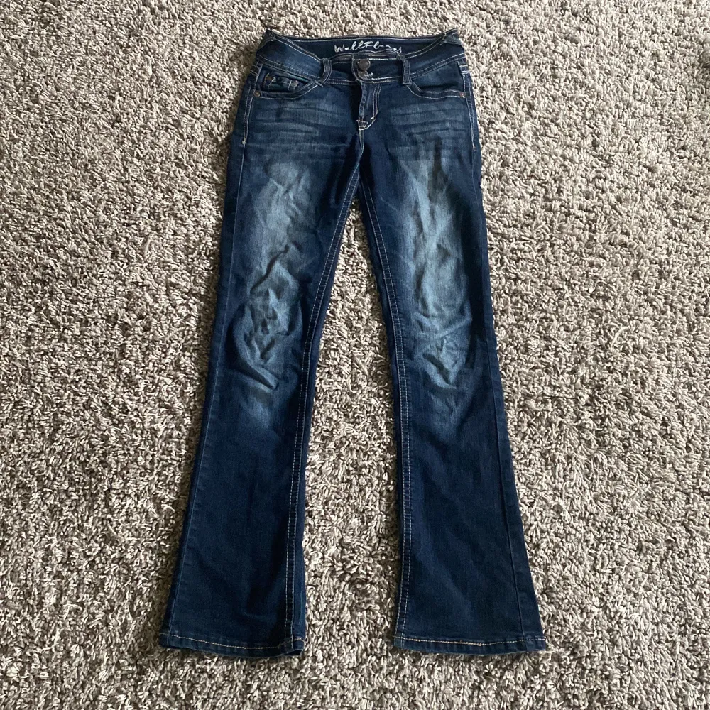 Säljer dessa snygga lågmidjade bootcut jeansen. Storlek xs och de är väldigt stretchiga 🩷 De är i fint skick! Skriv för frågor eller fler bilder🌸. Jeans & Byxor.