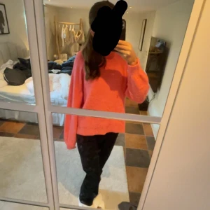 rosa stickad tröja  - ser lite orange ut på bilden men är rosa ❣️ köpt för ca 350kr från mango, endast använd en gång !!