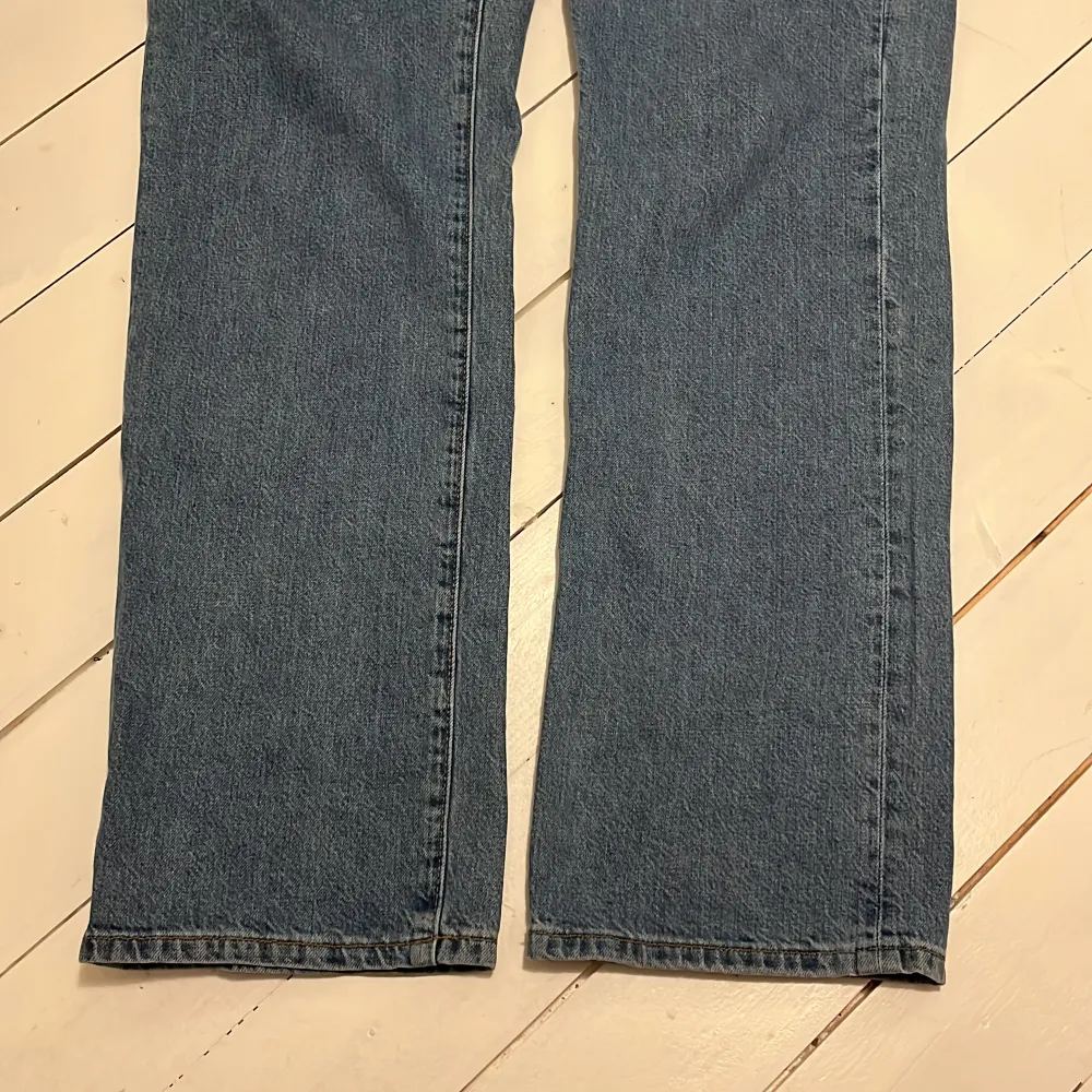 Supersnygga low waist jeans från bikbok, straight leg 💙 väldigt sparsam och säljer eftersom de inte riktigt passar på mig! Betalning via Swish . Jeans & Byxor.