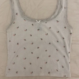 Blommigt spets linne - Super gulligt linne❣️ säljer då jag inte använder det längre, har lite missfärgningar så som att spetsen inte är helt vit längre 