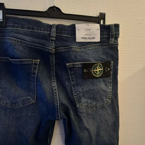 Stone island jeans - Riktigt feta Stone island jeans, dom är använda ett par fåtal gånger så dom är fortfarande i nyskick. Vid fler bilder eller funderingar är det bara att skriva!!!