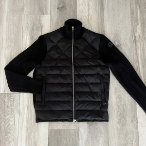 Moncler Cardigan - Helt Ny Moncler Cardigan! Passar perfekt för hösten🍂 vid frågor och funderingar är det bara arta skriva! ✍️  Storlek: S/M