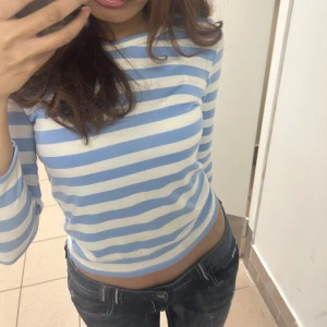 Enkel randig, långärmad topp🤍 - Enkel, långärmad, blårandig topp i storlek, small!🤍💙✨😋🫐