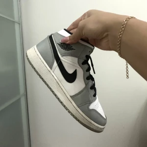 AIR JORDAN 1  - Populära jordans, väldigt snygga och matchar till väldigt mycket. Dessa är i använt skick därav priset, självklart är de rengjorda etc. Kan absolut skicka fler bilder. Säljer pga att de inte ör min stil längre.