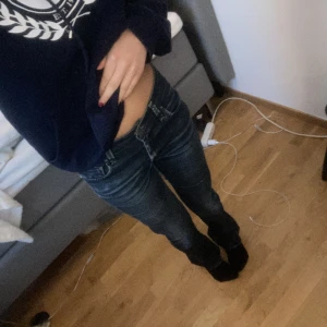 Mid-waist jeans levis  - *ursäktar stökigt rum* men ett par mid-waist, straight fit jeans ifrån levis, jag är 165 cm lång och de sitter lite löst på mig! Men annars snygg passform! Kan mötas upp eller frakta byxorna! Priset kan diskuteras!