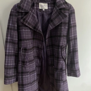 Kappa - Lila kappa i fint skick. Passar till hösten. Storlek 152 funkar för xxs/xs