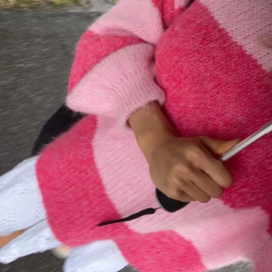 Rosa stickat - Jättemysig och söt stickad tröja💗Kommer tyvärr aldrig till använding därav säljer jag den🤍