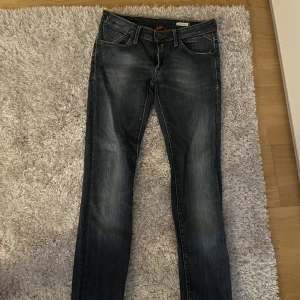 Replay jesns - Låg midjade Replay jeans.Inget fel på jeansen passar inte på mig längre ☺️