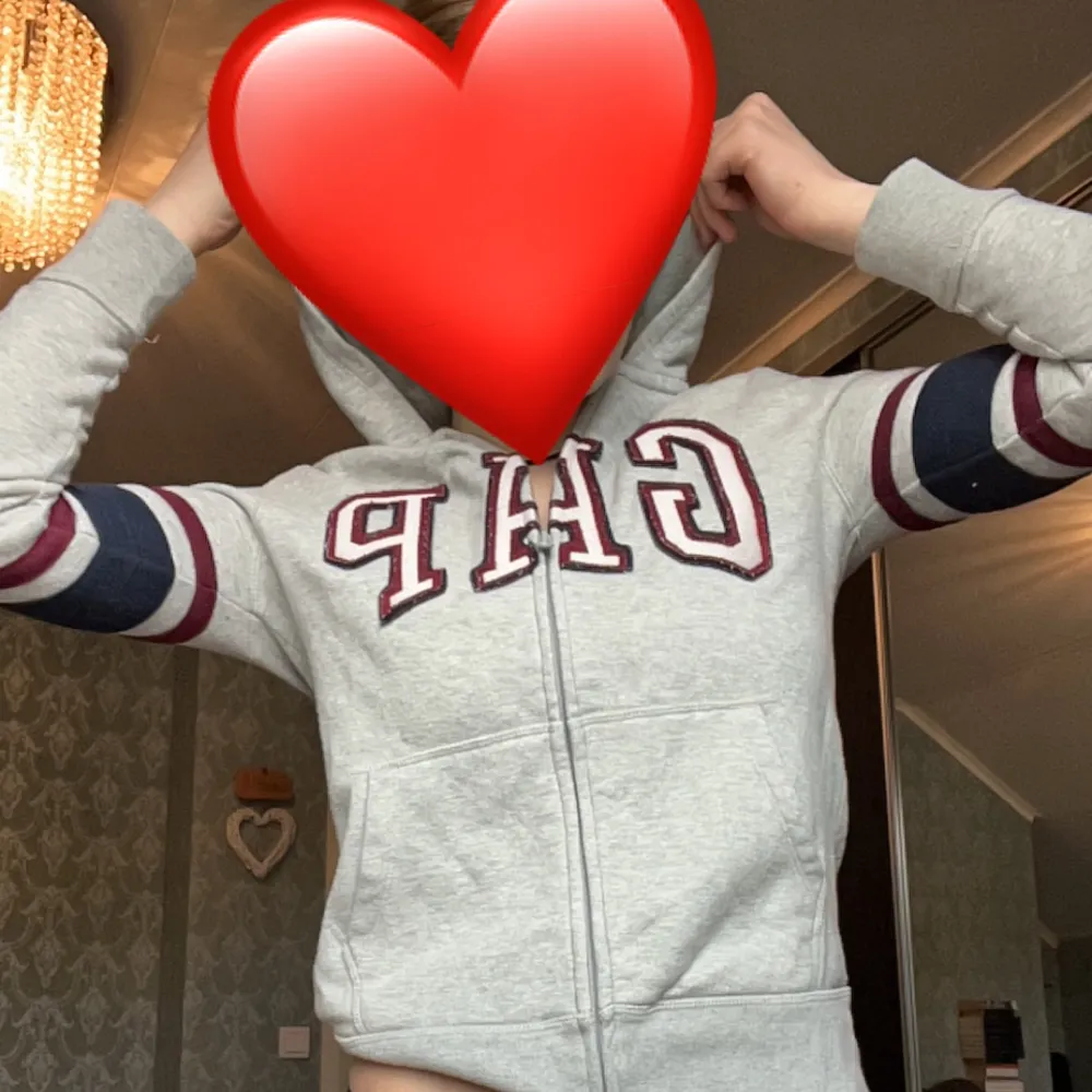 Skitsnygg gap hoodie, bra skick.  Barnstorlek xl men skulle säga den är som xs.  70kr använd gärna köp nu . Hoodies.