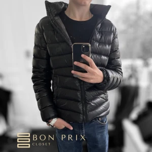 Colmar jacka - Riktigt snygg glansig jacka från colmar. Nypris e runt 5 tusen💫  Modellen på bilden är 169🍁  Skriv vid fler frågor eller funderingar 🤝